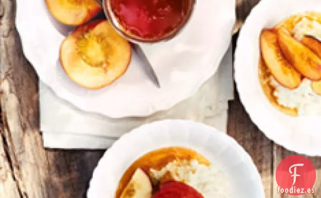 Arroz De Coco Con Fruta De Piedra Y Miel De Vainilla