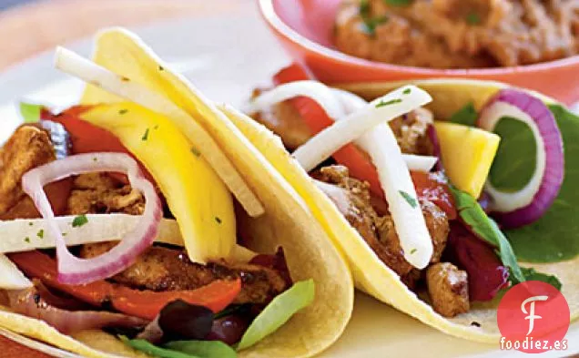 Tacos de Pollo Fiesta con Ensalada de Mango y Jícama