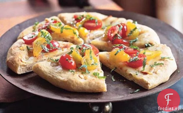 Panes Planos de Ajo con Mozzarella Ahumada y Vinagreta de Tomate