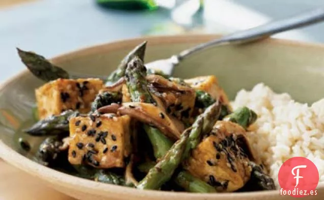 Sofrito de Tofu con Sésamo sobre Arroz