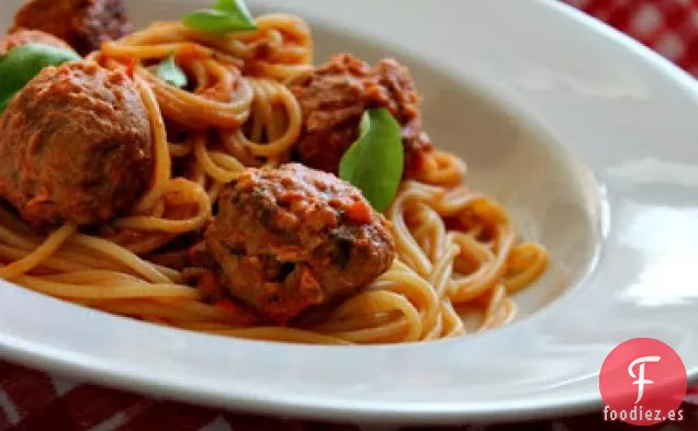 Bolas de Atún con Espaguetis de Tomate Picante