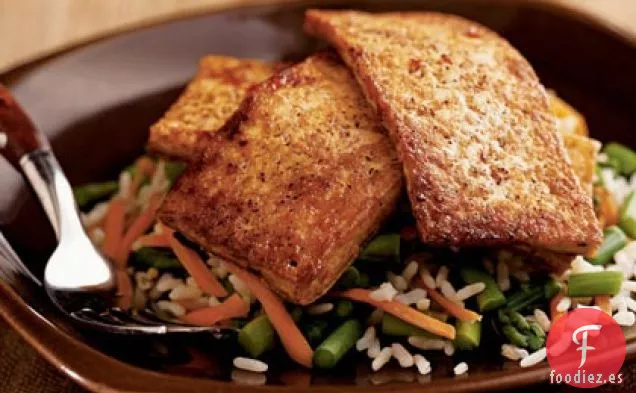 Tofu glaseado con Chile sobre Espárragos y Arroz