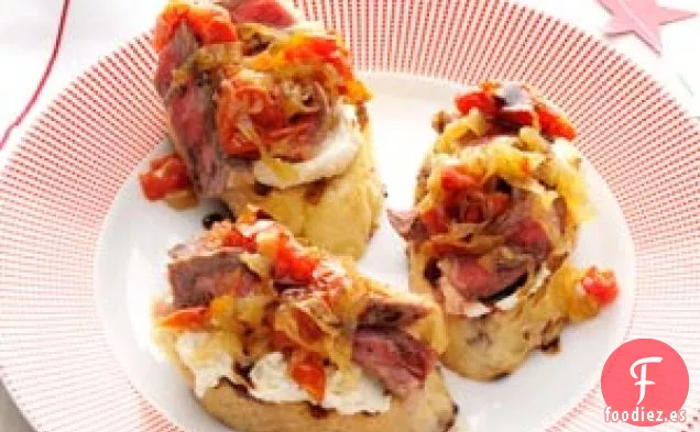 Bruschetta de Carne y Queso Azul con Cebolla y Mermelada de Tomate Asado