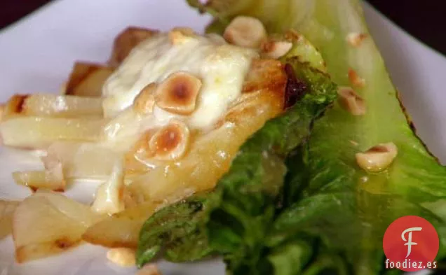 Ensalada Romana Marchita con Peras Asadas, Taleggio y Avellanas