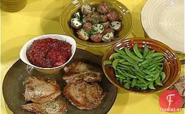 Chuletas de Cerdo con Salsa de Manzana, Patatas con Perejil y Guisantes con Azúcar