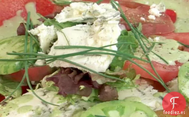 Ensalada de Tomates Reliquia con Verduras Frescas, Queso Azul y Aderezo Cremoso de Cebollino