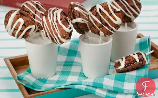 Galletas tipo Sándwich de Brownie de Chocolate con Ganache de Chocolate Blanco y Conservas de Fresa