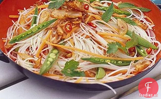 Fideos De Arroz Con Guisantes A Presión De Azúcar y Chalotes Fritos