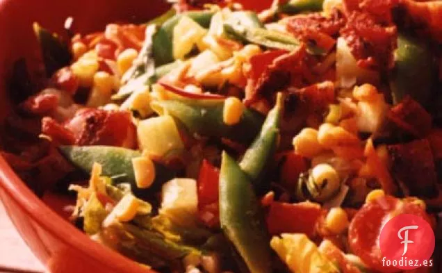 Ensalada Picada con Maíz, Guisantes y Tocino