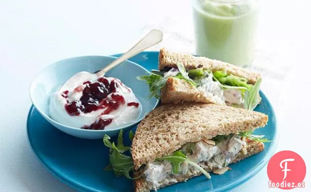 Sándwiches de Pollo a Base de Hierbas con Batido de Manzana y Aguacate