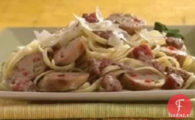 Salchicha de Pollo Italiana Dulce a la Parrilla con Salsa de Crema de Tomate Sobre Linguini