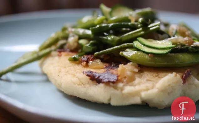 Arepas De Mozzarella De Gran Tamaño Con Verduras De Verano