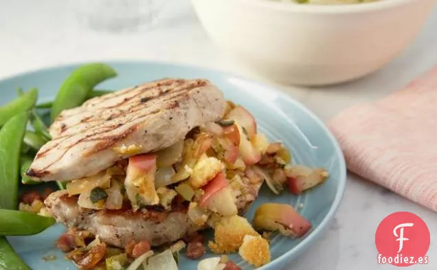 Chuletas de Cerdo Rellenas Para La Cena del Domingo, Patatas Con Queso Crema, Guisantes Con Azúcar