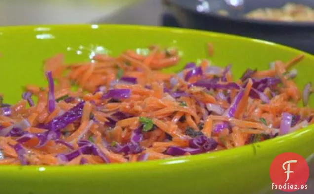Ensalada de Avellanas Tostadas y Zanahoria Rallada