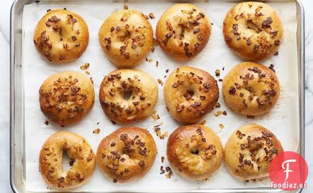 Bagels de Patata con Cebolla Glaseada con Mantequilla