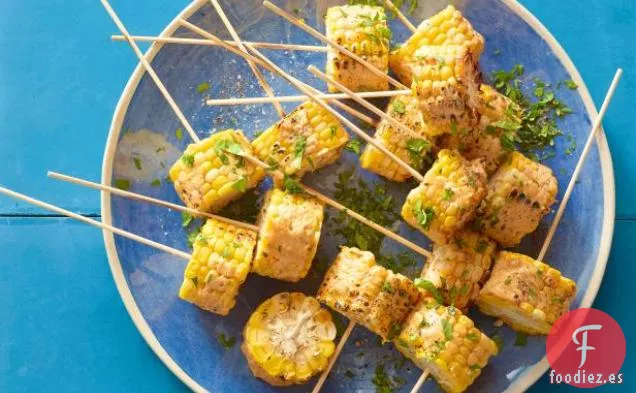 Brochetas de Maíz a la Parrilla con Mantequilla de Chipotle y Cilantro