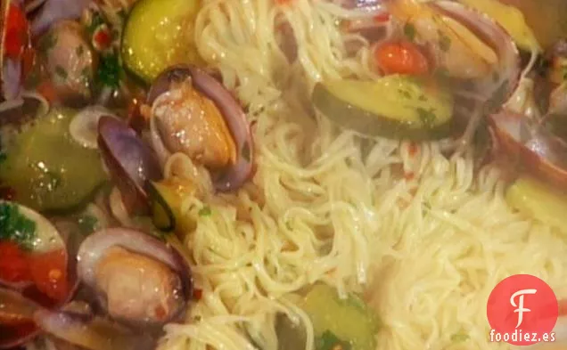 Tagliolini con Vongole e Zucchini (Fideos finos con almejas y calabacín)