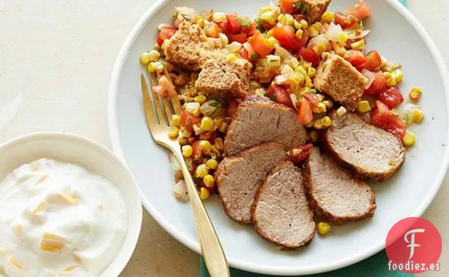 Lomo de Cerdo con Ensalada de Panzanella de Maíz y Yogur con Mango