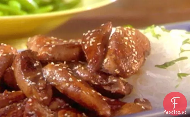 Dedos de Pollo Teriyaki con Miel y Semillas de Sésamo con Fideos de Celofán de Sésamo y Guisantes a Presión
