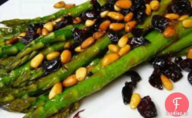 Espárragos con Arándanos y Piñones
