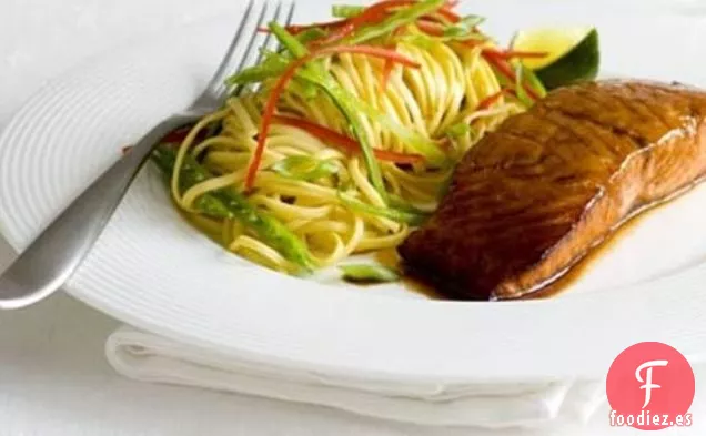 Salmón De Soja Y Sésamo Con Ensalada De Fideos Calientes