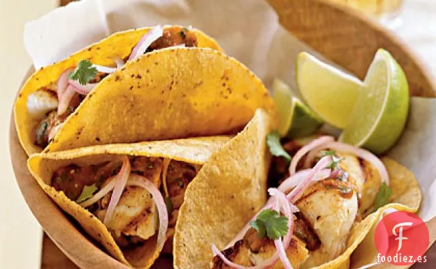 Tacos de Pescado a la Parrilla con Cebollas en Escabeche y Salsa Roja