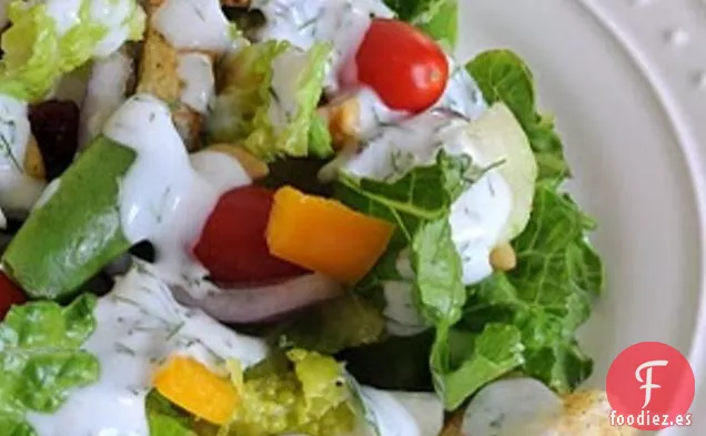 Ensalada Cargada De Verduras Con Aderezo Cremoso De Eneldo