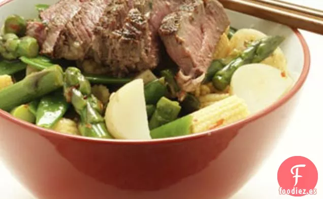 Ensalada De Filete De Ternera Con Espárragos, Snowpeas, Jengibre Y Jugo De Lima