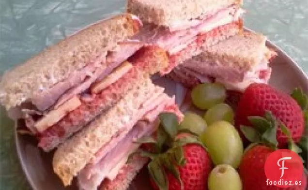 Mini Sándwiches de Jamón, Suizo y Centeno con Salsa de Cebolla y Arándano