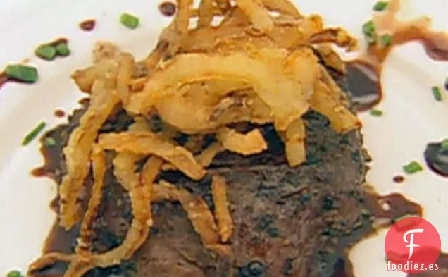 Solomillo de Ternera con Incrustaciones de Pimienta sobre Tomate de Ternera con Queso de Cabra, Cebollas Fritas y Salsa de Vinagre Balsámico
