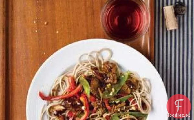 Cerdo Asiático De cocción Lenta Con Guisantes, Pimientos Rojos Y Soba No