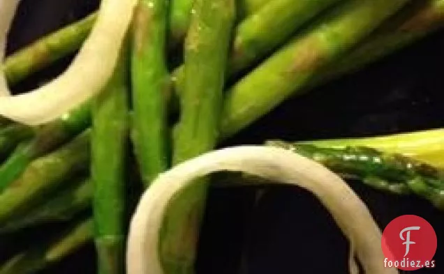 Espárragos Fritos con Cebolla