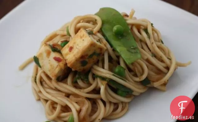 Fideos En Salsa De Curry Tailandés Con Tofu