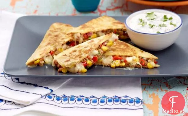 Quesadilla del Suroeste con Crema Agria de Cilantro y Lima