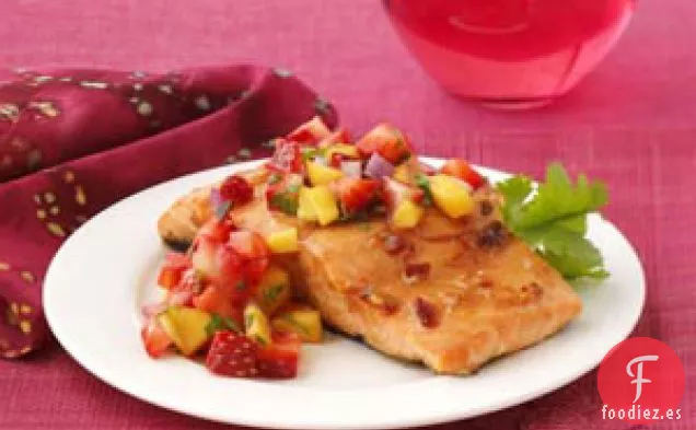 Salmón Chipotle con Salsa de Fresa y Mango