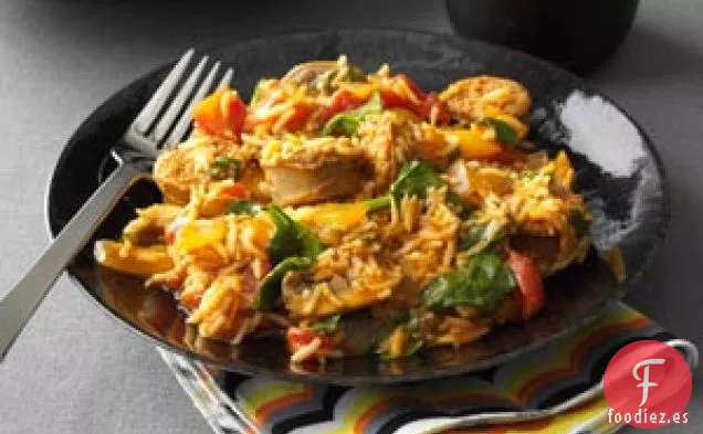 Abundante Sartén de Salchichas y Arroz