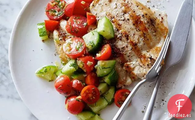 Pollo a la Parrilla con Ensalada de Tomate y Pepino