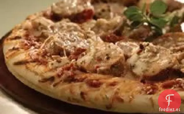 Pizza Griega Mediterránea a la Parrilla con Salchicha de Pollo y Tomate Secado al Sol