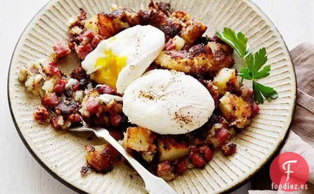 Picadillo de Corned Beef con Huevos Escalfados
