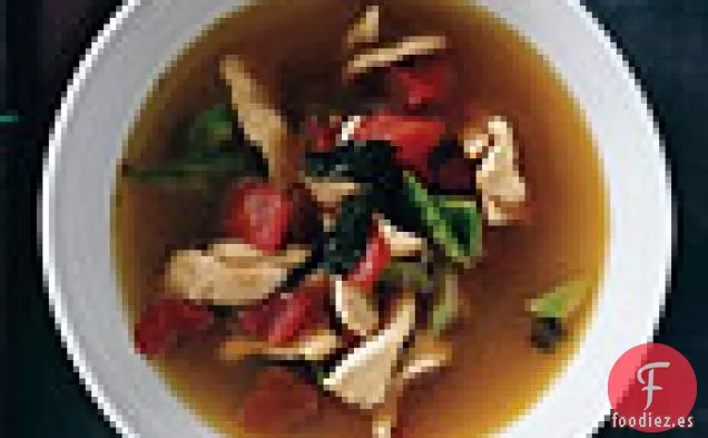 Sopa de Pollo al Estilo Tailandés con Albahaca
