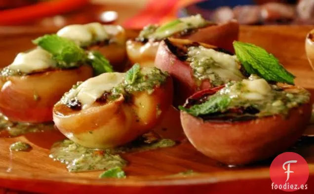 Duraznos Blancos de California a la Parrilla con Pesto de Almendras y Menta