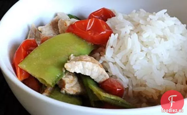 Cerdo Al Curry Rojo Con Tomates Y Guisantes De Nieve
