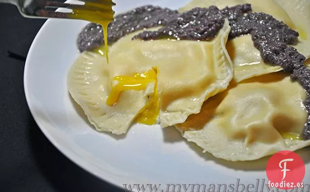 Pasta Pesto De Guisantes Morados Con Huevo De Codorniz Escalfado