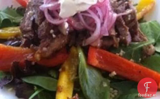 Ensalada De Filete De Fajita A La Parrilla Con Cebollas Rosadas En Escabeche