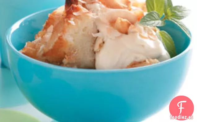 Pudín de Pan de Suero de Leche con Crema Fresca de Caramelo