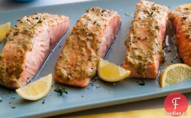 Salmón a la Parrilla con Glaseado de Hierbas y Mostaza