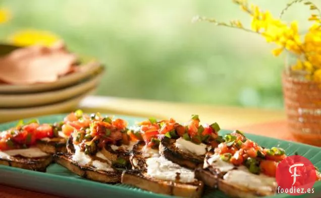 Crostini con Mascarpone, Cebolleta a la Plancha, Tomate y Glaseado Balsámico