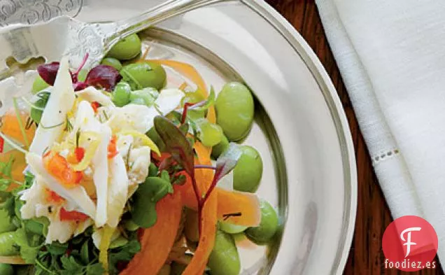 Ensaladas de primavera en un plato
