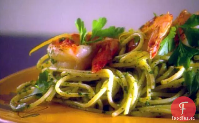 Espaguetis con Pesto de Rúcula y Camarones Gigantes Chamuscados