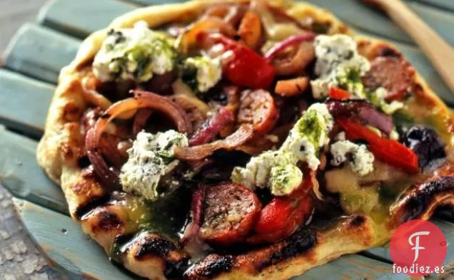 Pizza a la Parrilla con Salchicha Caliente, Pimientos y Cebollas a la Parrilla y Ricotta de Orégano